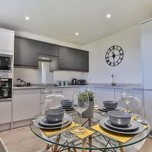 https://modern-cosy-convenient-3-bed-2-bath-house-wifi-parking.yorkshirehotels.net